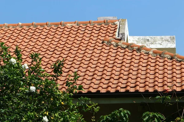 Οροφή Ενός Σπιτιού Στο Βόρειο Ισραήλ Καλύπτεται Νέα Κόκκινα Κεραμίδια — Φωτογραφία Αρχείου