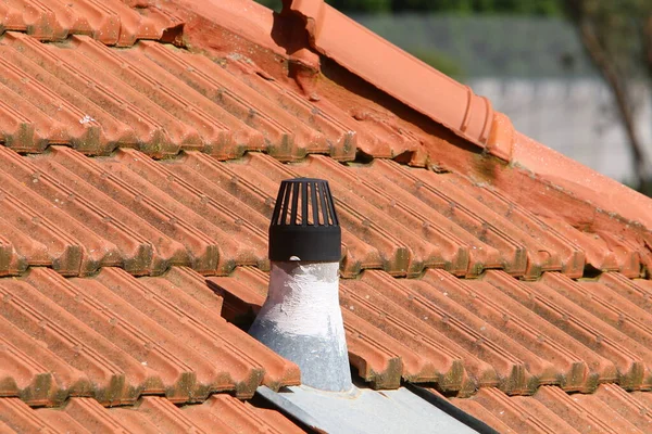 以色列北部一所房子的屋顶上铺着新的红瓦 — 图库照片