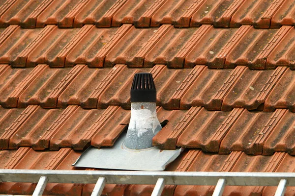 Telhado Uma Casa Norte Israel Coberto Com Novas Telhas Vermelhas — Fotografia de Stock