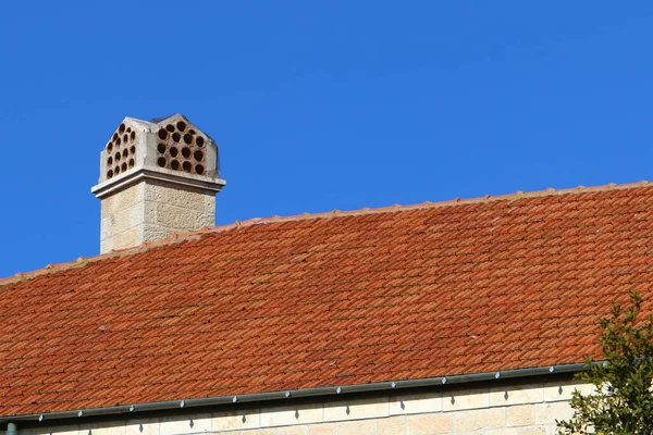이스라엘 북부에 한집의 지붕은 새로운 타일로 뒤덮여 — 스톡 사진