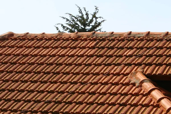 Dach Domu Północnym Izraelu Pokryty Jest Nowymi Czerwonymi Dachówkami — Zdjęcie stockowe