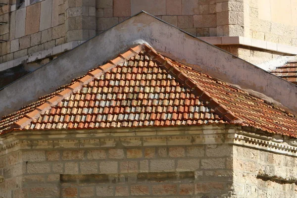 北イスラエルの家の屋根は赤いタイルで覆われています — ストック写真