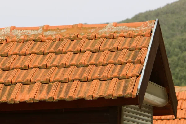 Kuzey Srail Deki Bir Evin Çatısı Yeni Kırmızı Kiremitlerle Kaplı — Stok fotoğraf