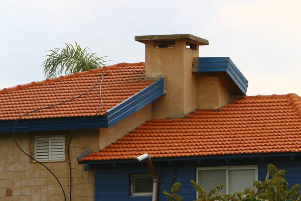 Telhado Uma Casa Norte Israel Coberto Com Novas Telhas Vermelhas — Fotografia de Stock