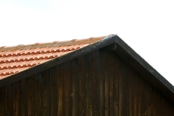 Telhado Uma Casa Norte Israel Coberto Com Novas Telhas Vermelhas — Fotografia de Stock