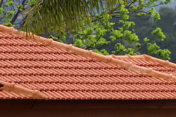 Dach Domu Północnym Izraelu Pokryty Jest Nowymi Czerwonymi Dachówkami — Zdjęcie stockowe