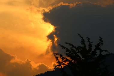 Kuzey İsrail 'de bulutlu bir gökyüzünde gün batımı. Akdeniz kıyısındaki şehrin üzerinde gün batımı. 