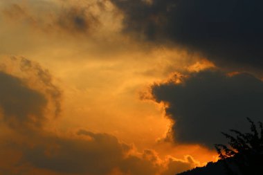 Kuzey İsrail 'de bulutlu bir gökyüzünde gün batımı. Akdeniz kıyısındaki şehrin üzerinde gün batımı. 