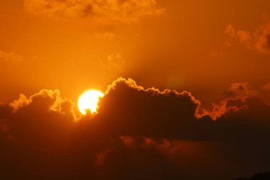 Kuzey İsrail 'de bulutlu bir gökyüzünde gün batımı. Akdeniz kıyısındaki şehrin üzerinde gün batımı. 