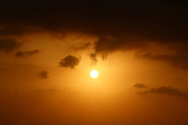 Закат Облачном Небе Севере Израиля Закат Над Городом Берегу Средиземного — стоковое фото