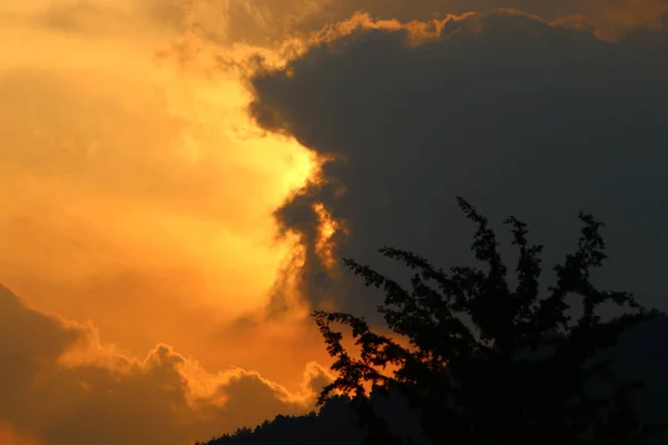 Закат Облачном Небе Севере Израиля Закат Над Городом Берегу Средиземного — стоковое фото