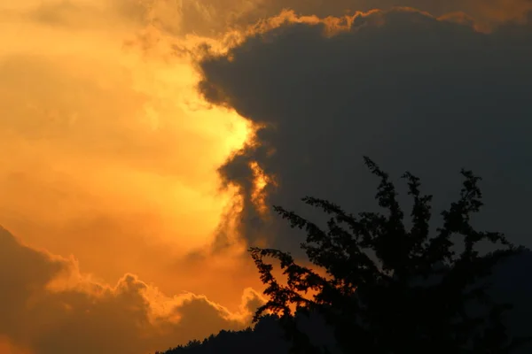 Puesta Sol Cielo Nublado Norte Israel Puesta Sol Sobre Ciudad — Foto de Stock