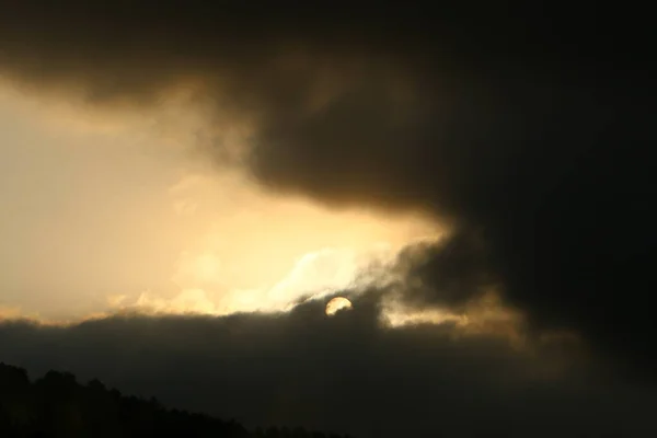 Puesta Sol Cielo Nublado Norte Israel Puesta Sol Sobre Ciudad — Foto de Stock