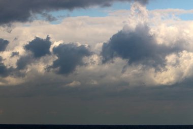 Kuzey İsrail 'de gökyüzünde gök gürültülü bulutlar süzülüyor. Yarın yağmur ve rüzgar yağacak. 