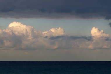 Kuzey İsrail 'de gökyüzünde gök gürültülü bulutlar süzülüyor. Yarın yağmur ve rüzgar yağacak. 