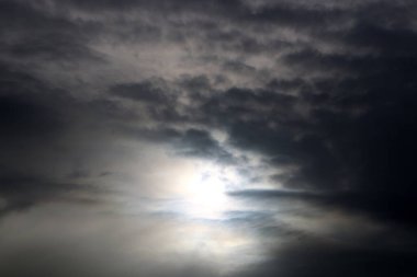 Kuzey İsrail 'de gökyüzünde gök gürültülü bulutlar süzülüyor. Yarın yağmur ve rüzgar yağacak. 