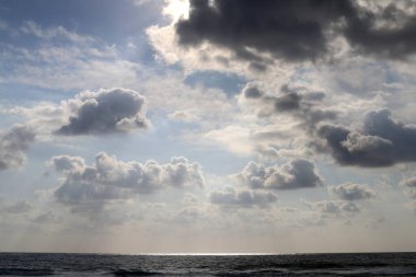 Kuzey İsrail 'de gökyüzünde gök gürültülü bulutlar süzülüyor. Yarın yağmur ve rüzgar yağacak. 