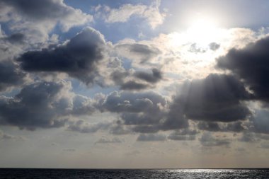 Kuzey İsrail 'de gökyüzünde gök gürültülü bulutlar süzülüyor. Yarın yağmur ve rüzgar yağacak. 