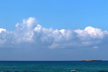 Kuzey İsrail 'de gökyüzünde gök gürültülü bulutlar süzülüyor. Yarın yağmur ve rüzgar yağacak. 