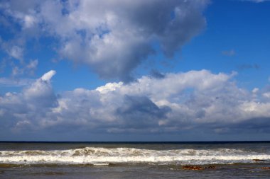 Kuzey İsrail 'de gökyüzünde gök gürültülü bulutlar süzülüyor. Yarın yağmur ve rüzgar yağacak. 
