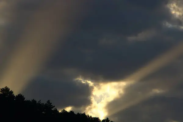 イスラエル北部の空に浮かぶ雷雲 明日は雨と風が — ストック写真