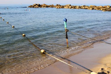Halat, İsrail 'in kuzeyindeki Akdeniz kıyılarında yer almaktadır. Sahilde çit görevi görüyor. 