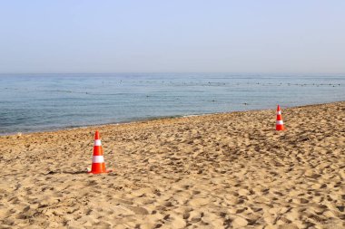 Kuzey İsrail 'de Akdeniz kıyısındaki kumsal. İsrail 'de sıcak yaz 