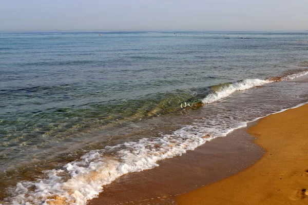 以色列北部地中海沿岸的沙滩 以色列炎热的夏天 — 图库照片