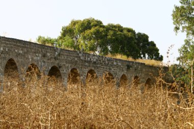 Acre şehrindeki eski taş viyadük. Kaynaklardan şehire olan su şebekesi 
