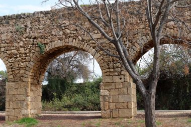 Acre şehrindeki eski taş viyadük. Kaynaklardan şehire olan su şebekesi 