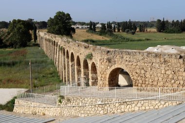 Acre şehrindeki eski taş viyadük. Kaynaklardan şehire olan su şebekesi 
