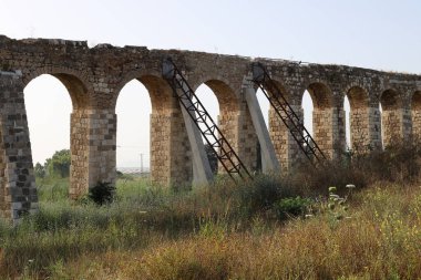 Acre şehrindeki eski taş viyadük. Kaynaklardan şehire olan su şebekesi 