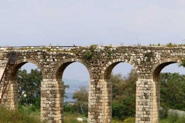 Acre şehrindeki eski taş viyadük. Kaynaklardan şehire olan su şebekesi 