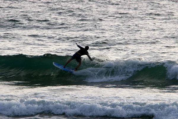 Atleta Monta Las Olas Mar Mediterráneo Norte Israel Verano Caliente — Foto de Stock