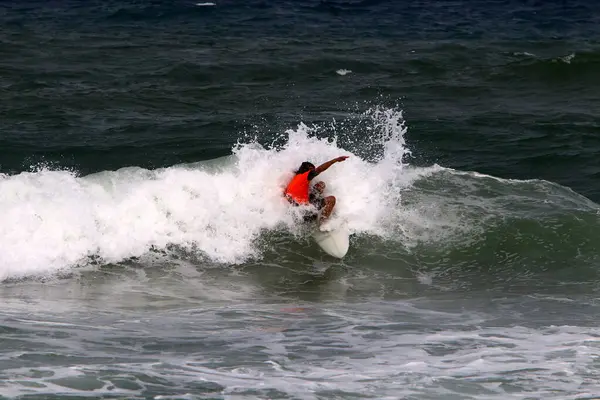 Sporcu Srail Kuzeyindeki Akdeniz Dalgalarda Sörf Yapıyor Srail Sıcak Yaz — Stok fotoğraf