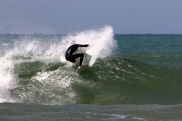 Atleta Monta Las Olas Mar Mediterráneo Norte Israel Verano Caliente —  Fotos de Stock