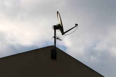 Kuzey İsrail 'de bulutlu bir gökyüzüne karşı radyo ve televizyon iletişimi antenleri 