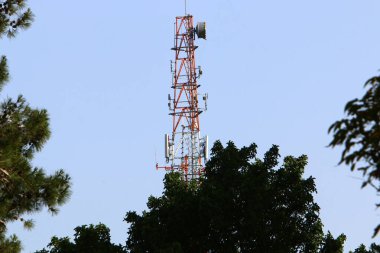 Kuzey İsrail 'de bulutlu bir gökyüzüne karşı radyo ve televizyon iletişimi antenleri 