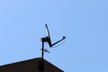 Kuzey İsrail 'de bulutlu bir gökyüzüne karşı radyo ve televizyon iletişimi antenleri 