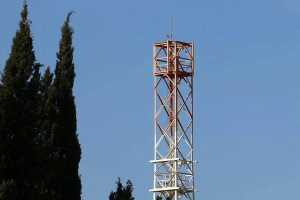 Hohe Antenne Für Radio Und Fernsehkommunikation Vor Bewölktem Himmel Nordisrael — Stockfoto