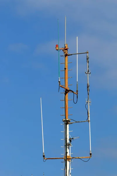 Hohe Antenne Für Radio Und Fernsehkommunikation Vor Bewölktem Himmel Nordisrael — Stockfoto