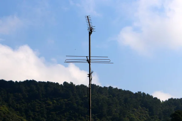 이스라엘 북부의 구름낀 하늘을 배경으로 라디오와 텔레비전으로 방송되는 안테나 — 스톡 사진