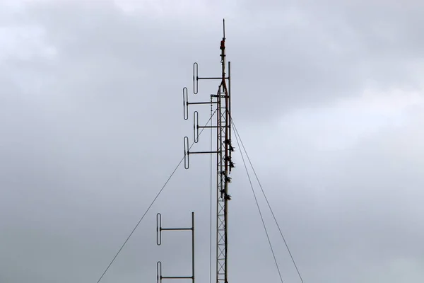 Alta Antena Comunicaciones Radio Televisión Contra Cielo Nublado Norte Israel —  Fotos de Stock