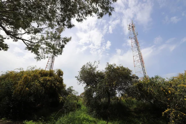 Vysoká Anténa Rozhlasové Televizní Komunikace Proti Zatažené Obloze Severním Izraeli — Stock fotografie