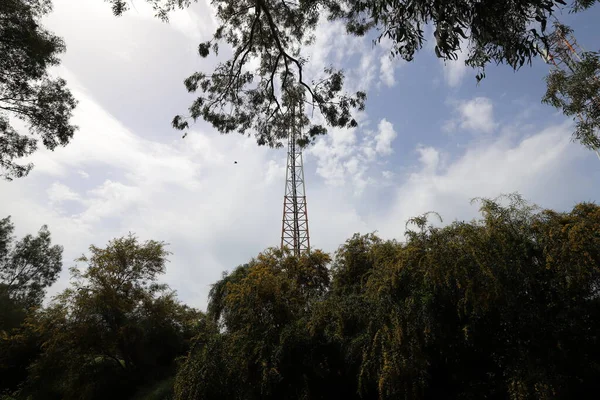 Kuzey Srail Bulutlu Bir Gökyüzüne Karşı Radyo Televizyon Iletişimi Antenleri — Stok fotoğraf