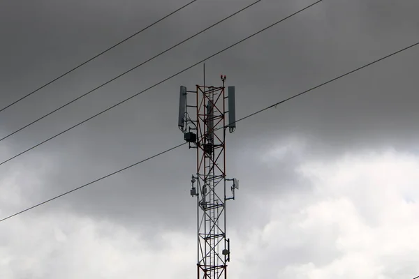 Wysoka Antena Łączności Radiowej Telewizyjnej Zachmurzone Niebo Północnym Izraelu — Zdjęcie stockowe