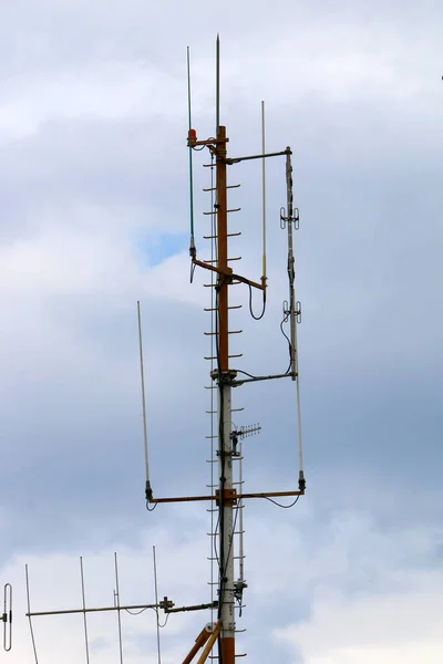 Hohe Antenne Für Radio Und Fernsehkommunikation Vor Bewölktem Himmel Nordisrael — Stockfoto