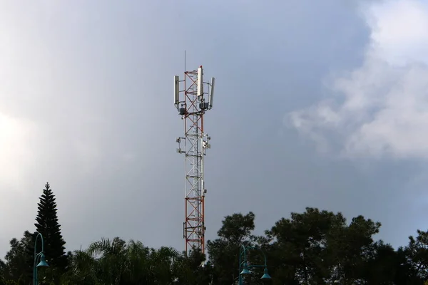 北イスラエルの曇り空に対するラジオやテレビの通信の高アンテナ — ストック写真