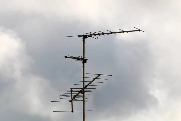 以色列北部多云的天空中无线电和电视信号的高天线 — 图库照片