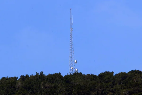이스라엘 북부의 구름낀 하늘을 배경으로 라디오와 텔레비전으로 방송되는 안테나 — 스톡 사진